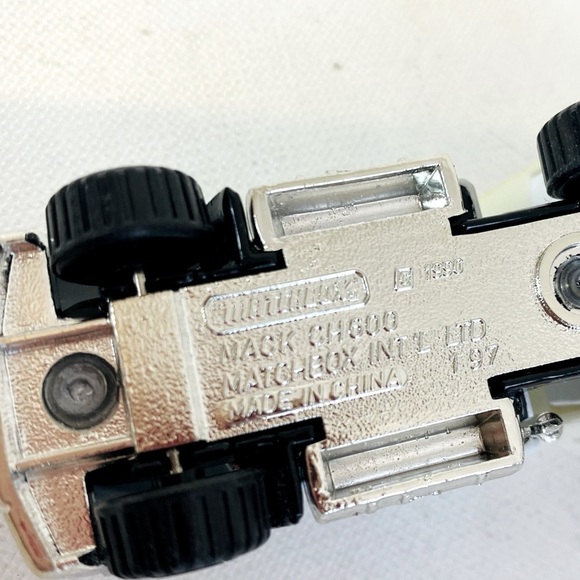 1981 Matchbox Mack Truck W/ Lucky Grocery Trailer 7” - Picture 8 of 8